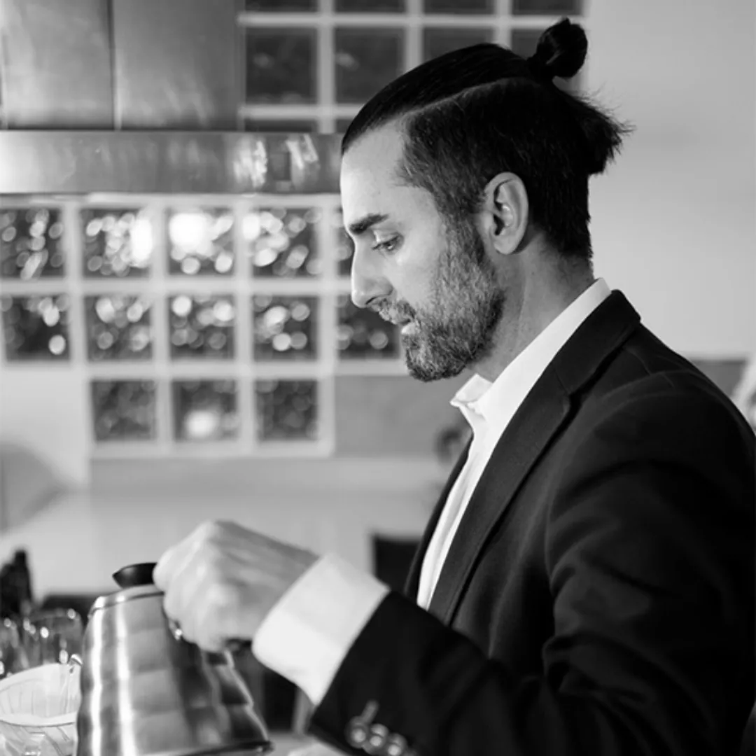 Barista sirviendo café